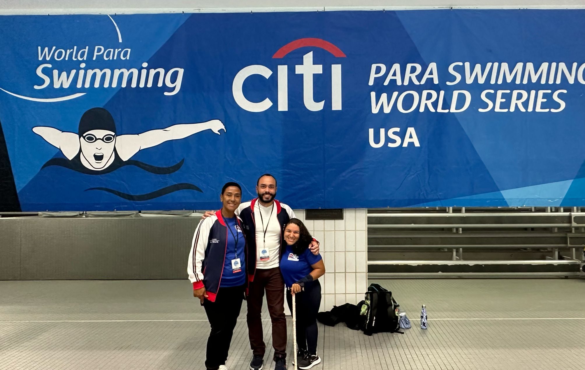 De izquierda a derecha, Ana María Peralta, entrenadora nacional paralímpica, el doctor Francisco De la Rosa y la para nadadora Alejandra Aybar en el evento. (Crédito: Suministrada por la para atleta)