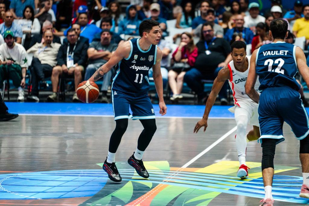 José Vildoza de Argentina, en una acción ofensiva ante Canadá. (Crédito: FIBA)