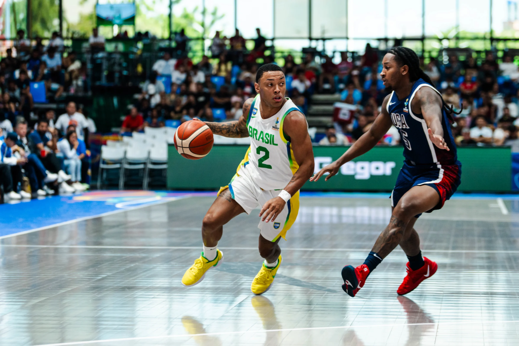 Yago Santos de Brasil, mientras driblea ante la defensa de un jugador de Estados Unidos. (Crédito: FIBA)