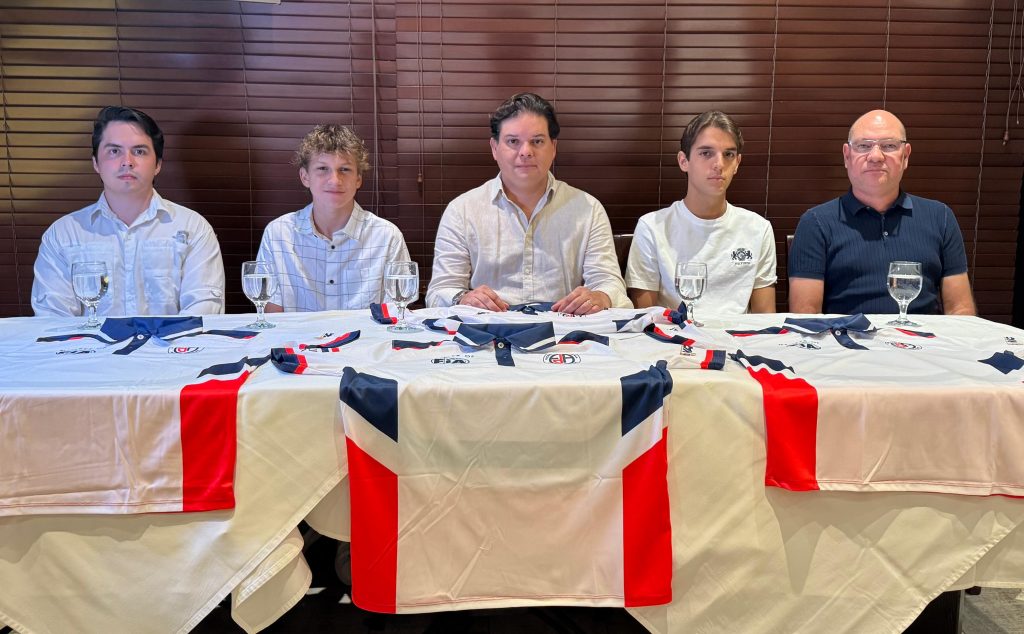 Desde la izquierda Faruk Hussein, Raymi Guzman Jr. Adriano Abreu, presidente de la Federación Dominicana de Automovilismo, Manuel Troncoso y Raymi Guzman, jefe de misión. (Crédito: Suministrada)