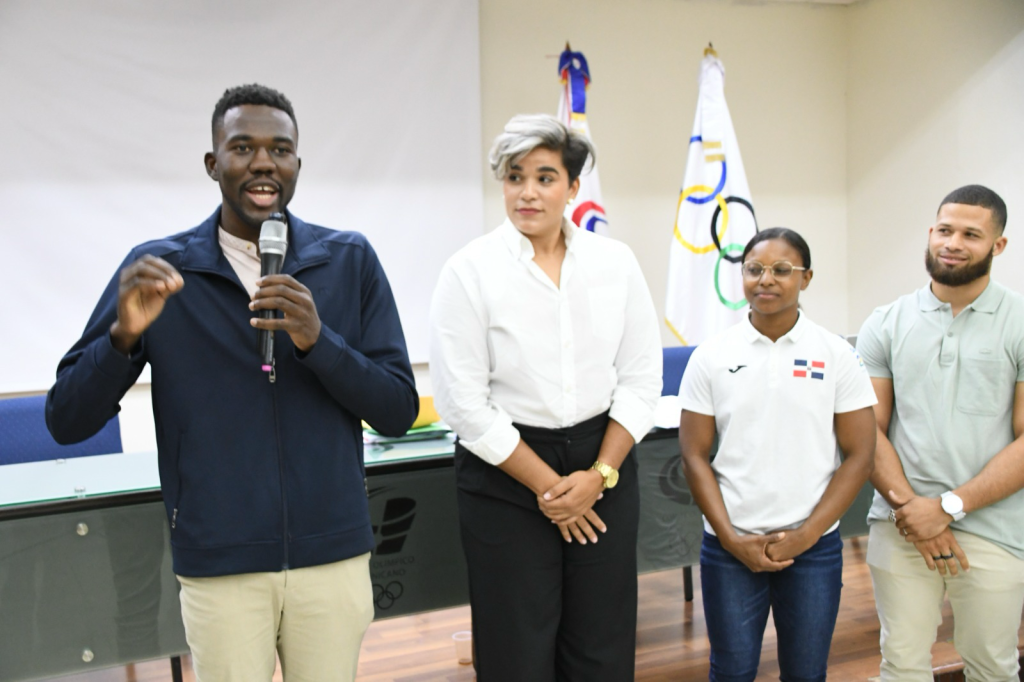 Luis Pie se dirige a los atletas presentes en el salón Juan Ulises García Saleta del COD, tras ser juramentado presidente de la Comisión de Atletas del Comité Olímpico Dominicano. (Crédito: COD)