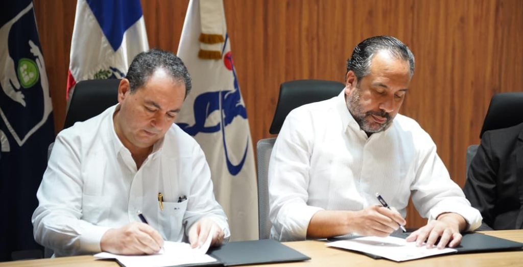 Los directores, doctor Mario Lama y Alberto Rodriguez, del SNS y el INEFI, al firmar el acuerdo en la tarde del lunes. (Crédito: INEFI)