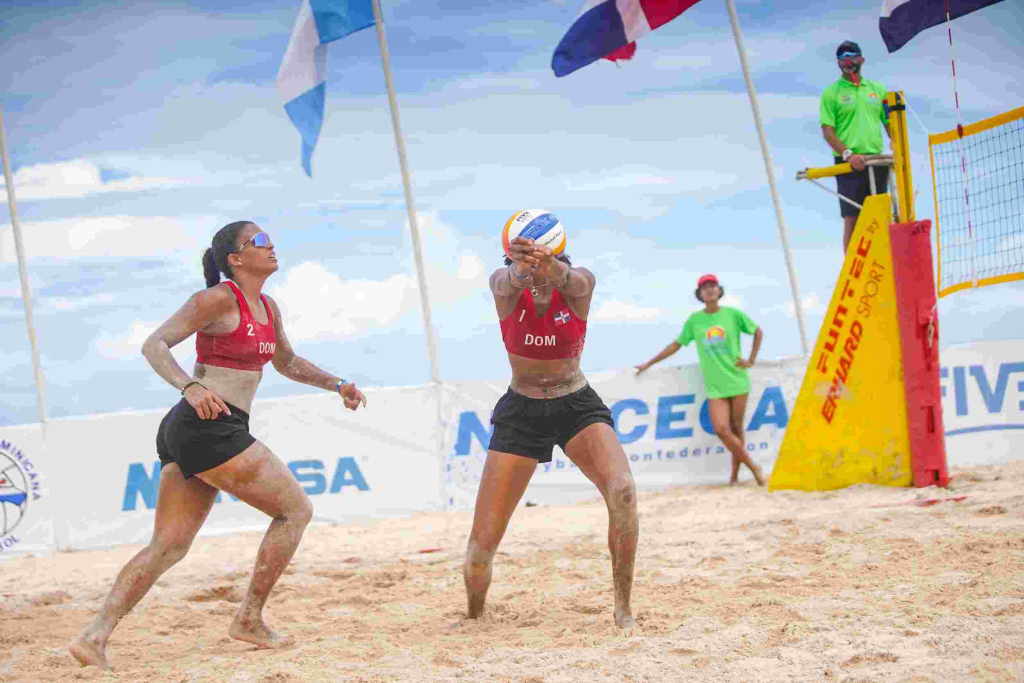 Julibeth Payano y Yaris Cleto durante uno de sus encuentros de la primera jornada del evento. (Crédito: NORCECA)