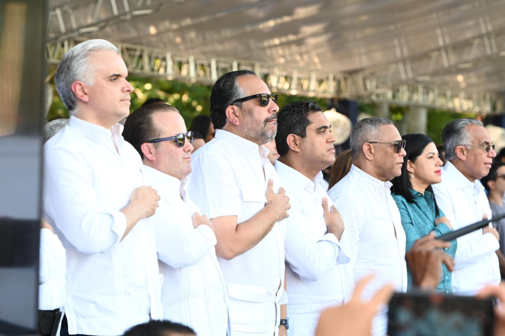 Luis Miguel De Camps, ministro de educación; José Ignacio Paliza, ministro de la Presidencia; Alberto Rodríguez, director ejecutivo del INEFI; Kelvin Cruz, ministro de Deportes; Álex Díaz, alcalde de San Francisco; María Ortiz Diloné, senadora provincia Hermanas Mirabal, y Luis Mejía Oviedo, presidente Centro Caribe Sports. (Crédito: Prensa INEFI)