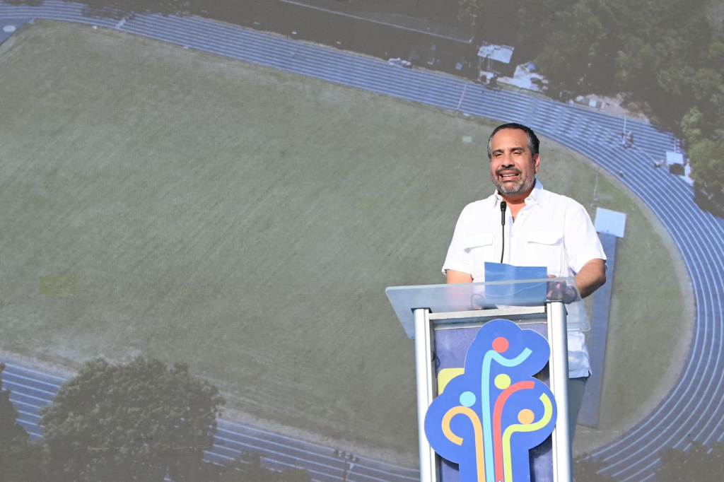 Alberto Rodríguez, director ejecutivo del Instituto Nacional de Educación Física (INEFI), durante su discurso en la ceremonia de inauguración de los Juegos. (Crédito: Prensa INEFI)
