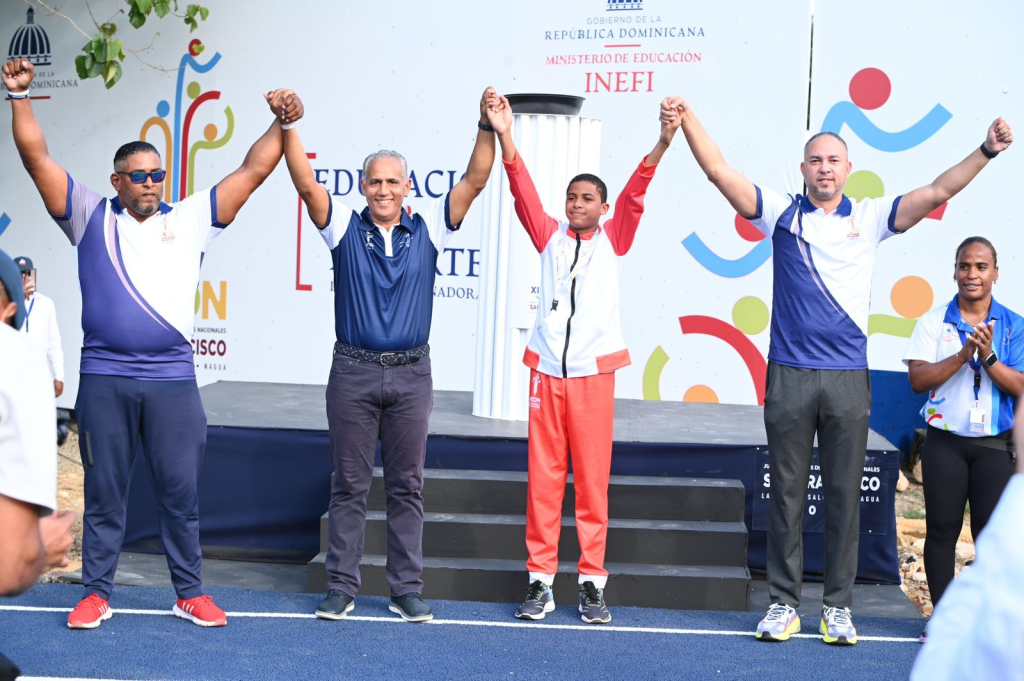 El ex atleta José Eugenio Vásquez, el ex beisbolista Estanley Javier, Ángel Lara, campeón de ajedrez en los Juegos Escolares Nacionales Barahona 2023, y David Díaz, entrenador de baloncesto. (Crédito: Prensa INEFI)