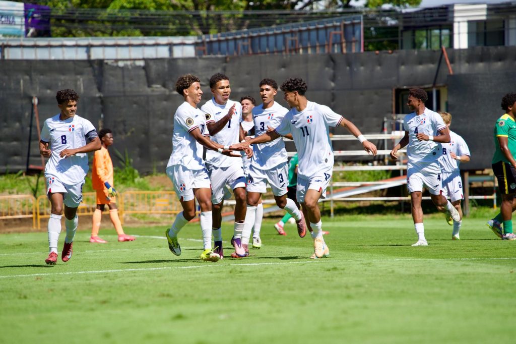 Jugadores de la República Dominicana en su choque ante Dominica en inicio del Clasificatorio Sub20 de la CONCACAF 2026. (Crédito: Prensa FEDOFUTBOL)