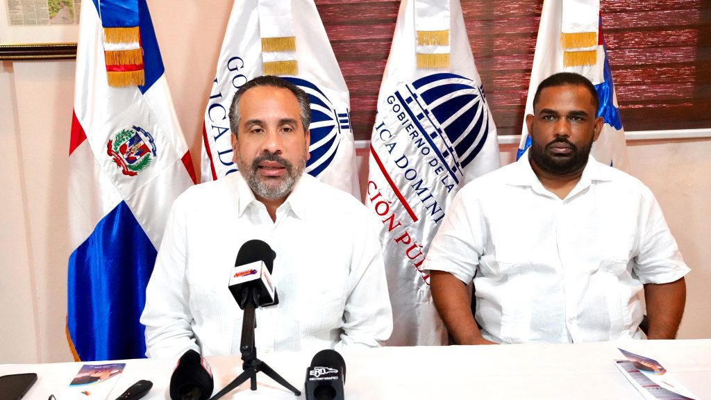 Alberto Rodríguez Mella y Roymer Cepeda, director ejecutivo y director de planificación del INEFI, durante la rueda de prensa en la presentación de la Carta Compromiso de la institución. (Crédito: Prensa INEFI)
