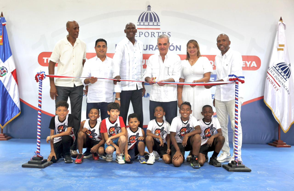 Luis Abinader Corona, presidente de la República, al momento de cortar la cinta para dejar inaugurada la instalación deportiva, junto a Tito Horford; Kelvin Cruz, ministro de Deportes; Mercedes Méndez, gobernadora de La Romana, Kelly Horford y Eduardo Kelly Metivier, alcalde de La Romana. (Crédito: Prensa MIDEREC)