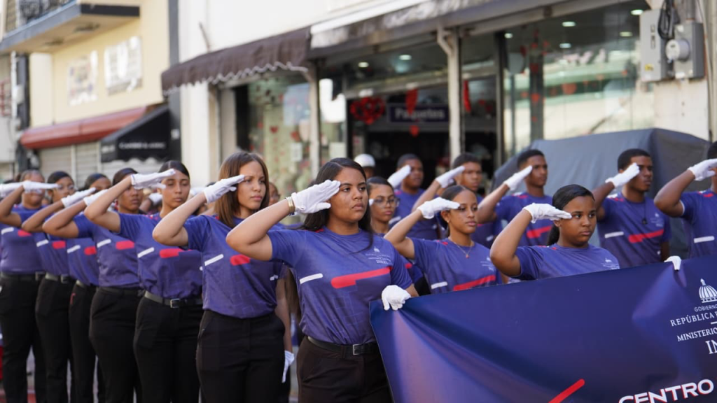 Parte de los estudiantes presentes en el acto en el Altar de la Patria, realizado por el INEFI. (Crédito: Prensa INEFI)