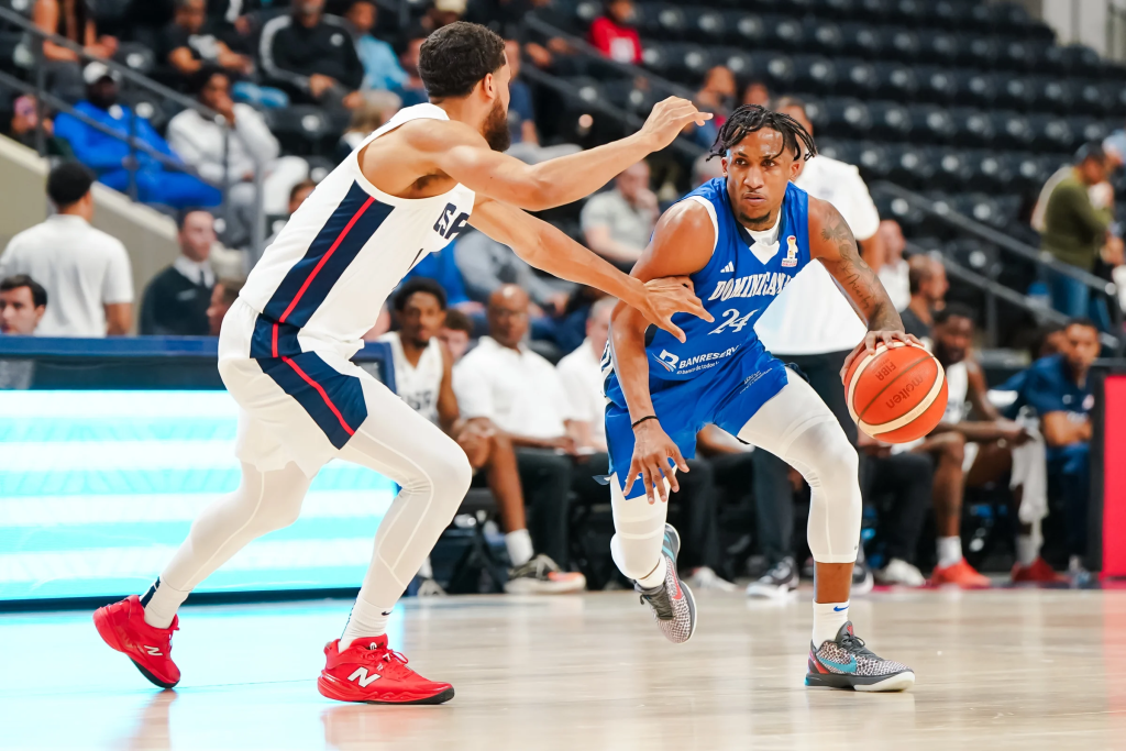 Jassel Pérez, en una de sus ejecuciones ofensivas en el triunfo de la selección dominicana de baloncesto sobre Estados Unidos. (Crédito: Prensa FIBA)