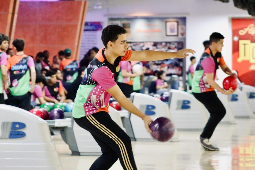 Estudiantes que compiten en las competencias de boliche. (Crédito: Prensa INEFI)