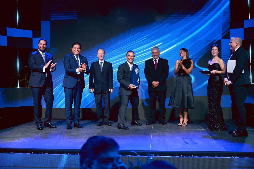 Alfredo Najri en el centro, con su reconocimiento por parte de la FDA. (Crédito: Prensa FDA)