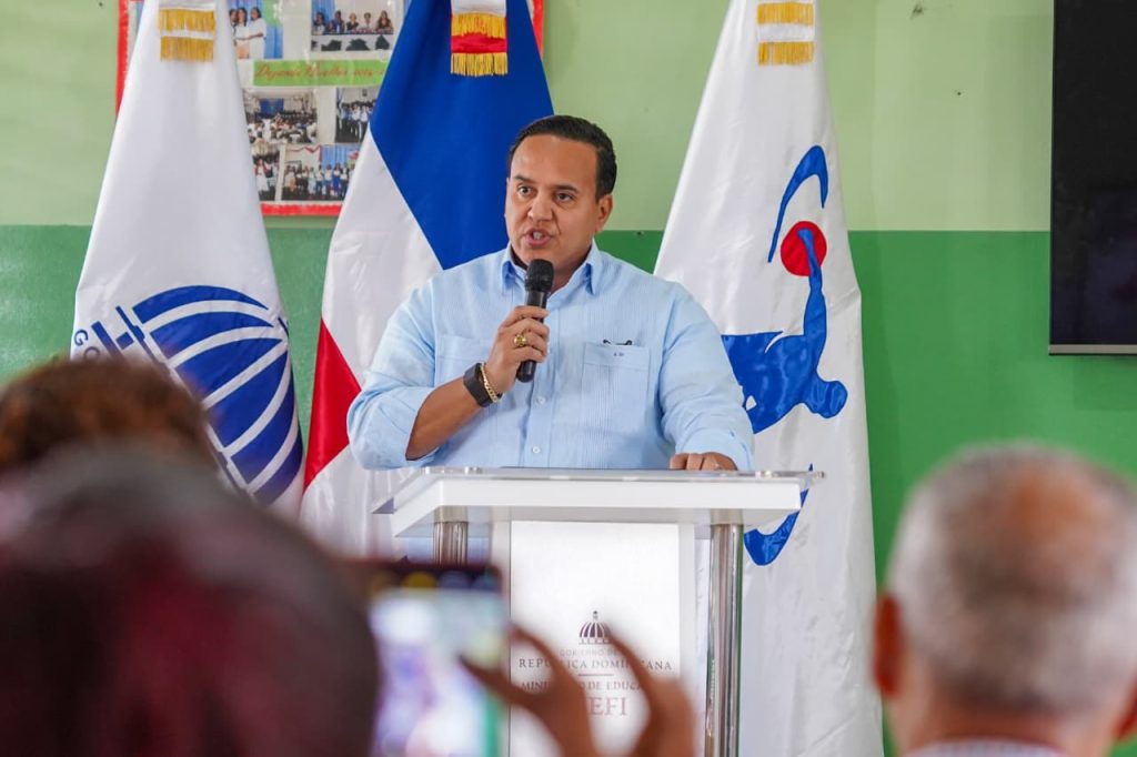 Subdirector del INEFI, Elvis Duarte, se dirige a los presentes en la inauguración del centro de motricidad en Higüey. (Crédito: Prensa INEFI)