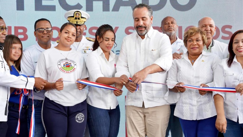 Alberto Rodríguez, director de INEFI y Betty Gerónimo, alcaldesa de Santo Domingo Norte, en el corte de cinta junto a distintas personalidades de dicha comunidad. (Crédito: Prensa INEFI)