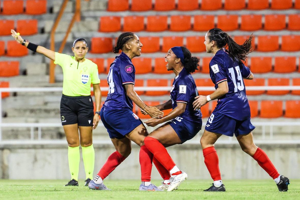 Jugadoras de la selección dominicana de fútbol, celebrando algunos de los goles del partido. (Crédito: Prensa FEDOFUTBOL)