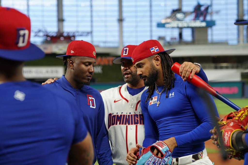 Geraldo Perdomo, Albert Pujols, dirigente, y Fernando Tatis Jr., durante en primer entrenamiento del equipo dominicano para el Clásico Mundial de Béisbol 2026, en Miami. (Crédito: FEDOM)