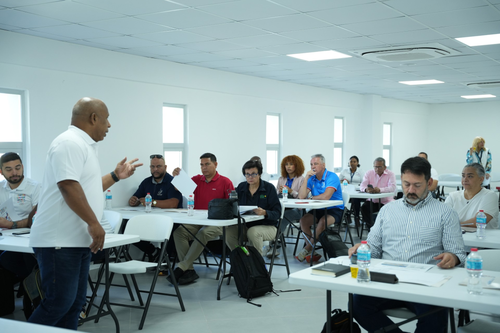 Tony Mesa, director técnico de los XXV Juegos Centroamericanos y del Caribe Santo Domingo 2026, durante una reunión con técnicos de varios deportes. (Crédito: Prensa)