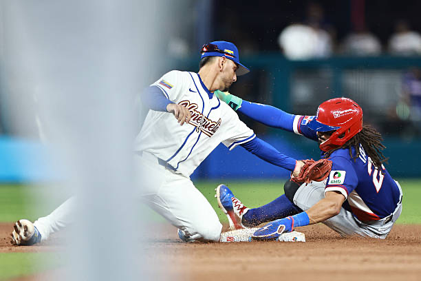 Luis Arraez y Fernando Tatis Jr., en una jugada durante el encuentro de la fase de grupos del Clásico Mundial de Béisbol 2026. (Crédito: Carmen Mandato/Getty Images)