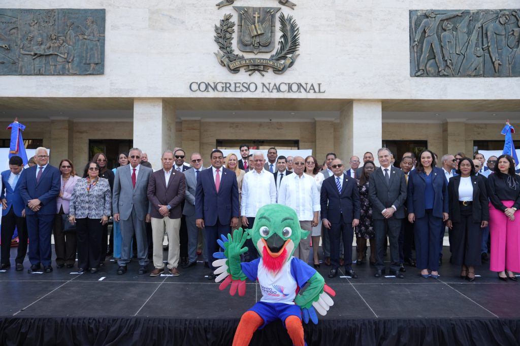 Congresistas frente al Congreso Nacional con las autoridades de los Juegos Centroamericanos y del Caribe Santo Domingo 2026, en la continuación del Recorrido de la Antorcha. (Crédito: Prensa Santo Domingo 2026)