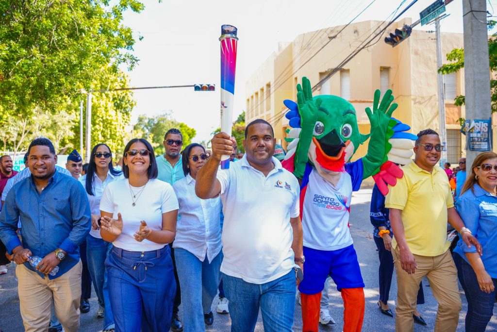 Diputada Olfany Méndez, junto a la comitiva que portó la Antorcha de los XXV Juegos Centroamericanos y del Caribe Santo Domingo 2026. (Crédito: Prensa Santo Domingo 2026)
