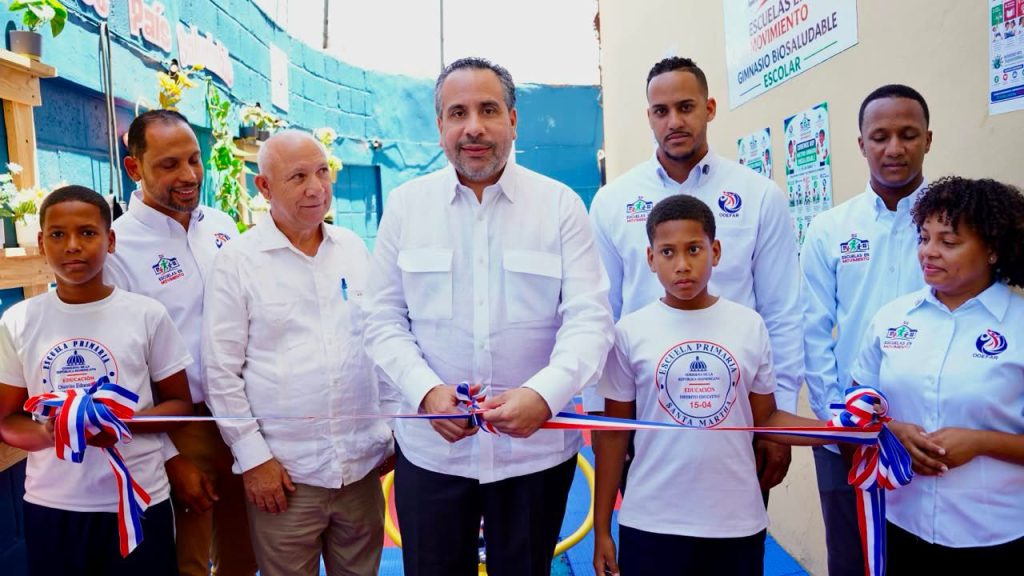 Alberto Rodríguez Mella mientras cortaba la cinta en la inauguración del programa en la Escuela Básica Santa Martha, en el sector Las Flores de Cristo Rey. (Crédito: Prensa INEFI)