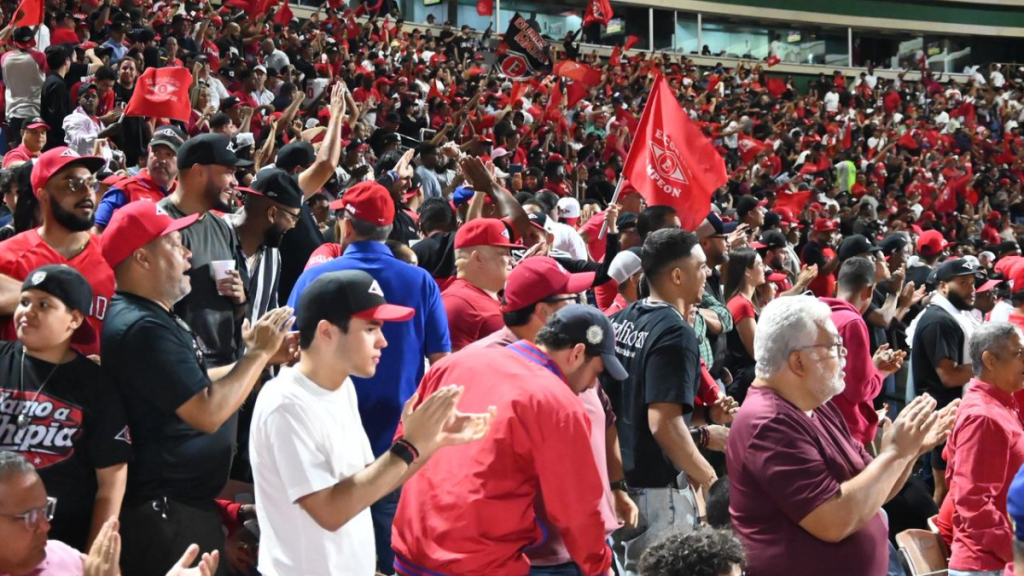 Fanáticos de los Leones del Escogido en la Liga Dominicana de Béisbol Profesional. (Crédito: LIDOM)
