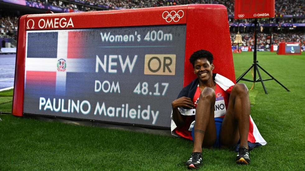 Marileidy Paulino al conquistar la medalla de oro de los 400 metros femeninos de los Juegos Olímpicos de Paris 2024, con Récord Olímpico incluido, el 9 de agosto de 2024. (Crédito: Prensa COD)