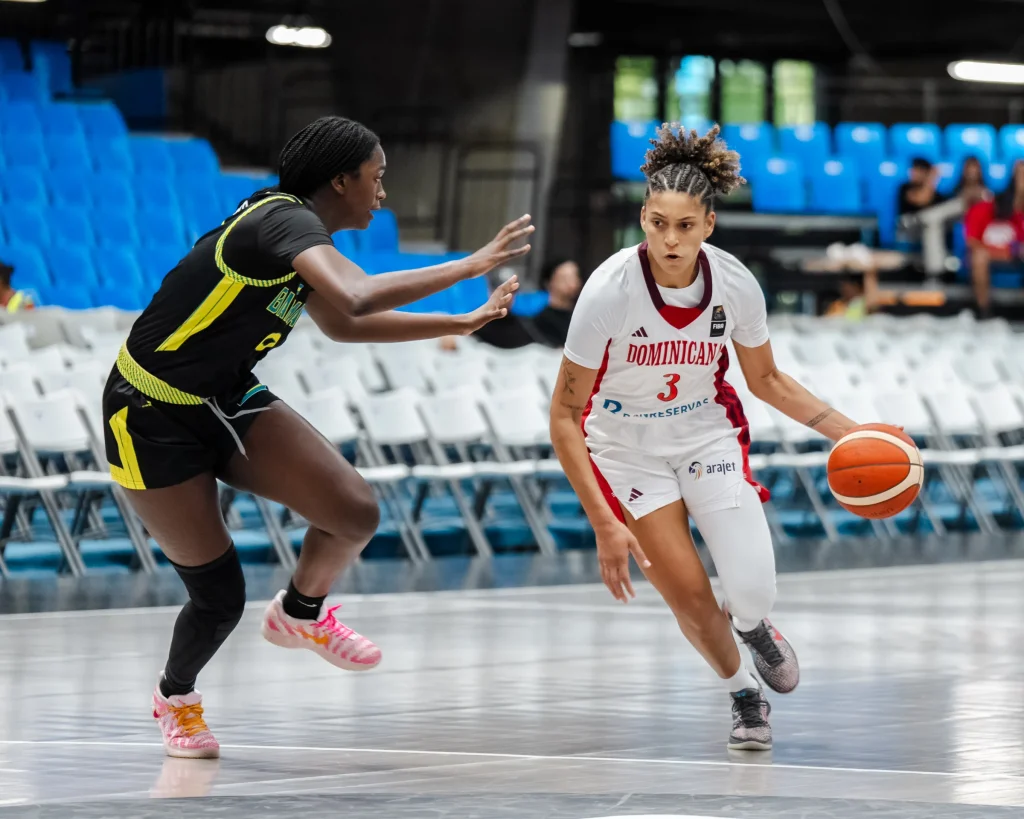 Cesarina Capellán en la ofensiva por República Dominicana. (Crédito: Prensa FIBA)