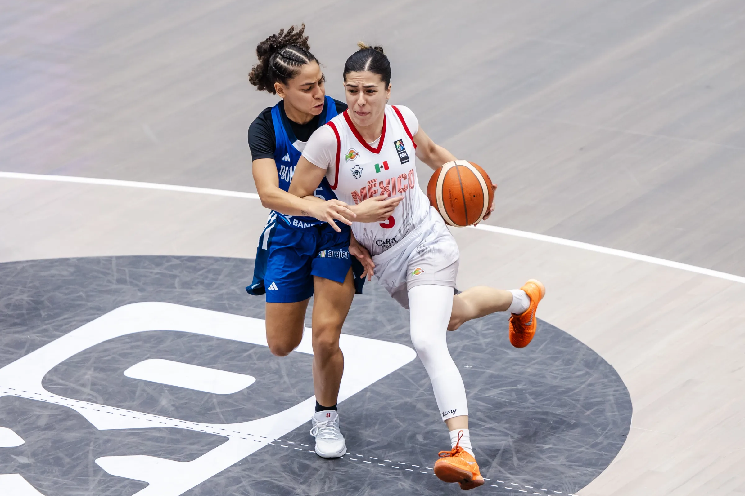 Karina Esquer de México, en acción ante la defensa de Yirsy Queliz. (Crédito: FIBA)