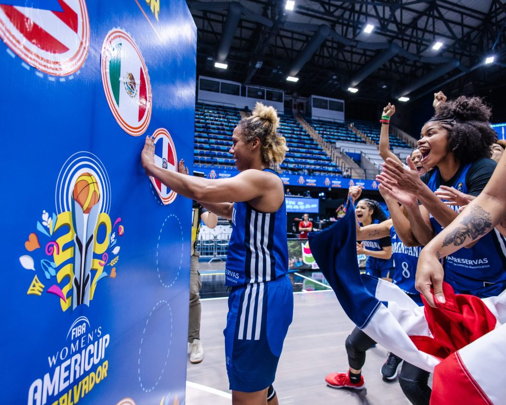 Yohanna Morton, colocando la bandera dominicana en la pizarra de los clasificados al AmeriCup, en un momento de mucho sentimiento para ella. (Crédito: FIBA)