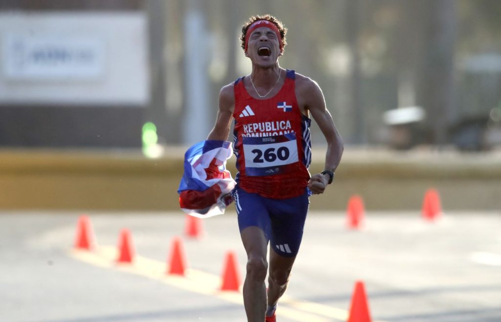 Álvaro Abreu al cruzar la meta y coronarse campeón del Medio Maratón de los XXV Juegos Centroamericanos y del Caribe Santo Domingo 2026. (Crédito: Prensa Santo Domingo 2026)
