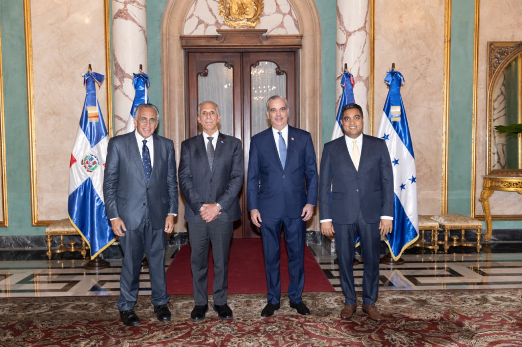 De izquierda a derecha, Luis Mejía, Nasry Asfura Zablah, Luis Abinader y Kelvin Cruz, los primeros tres, presidentes de Centro Caribe Sports, de Nicaragua y República Dominicana y Ministro de Deportes, respectivamente. (Crédito: Prensa MIDEREC)