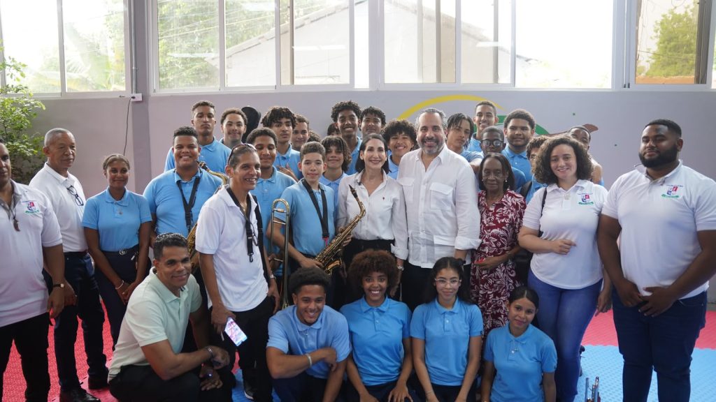 La primera dama, Raquel Arbaje, junto a Alberto Rodríguez Mella, director del INEFI, con la banda de música del Centro Educativo en Artes José Francisco Peña Gómez, de la provincia de San Francisco de Macorís. (Crédito: INEFI)